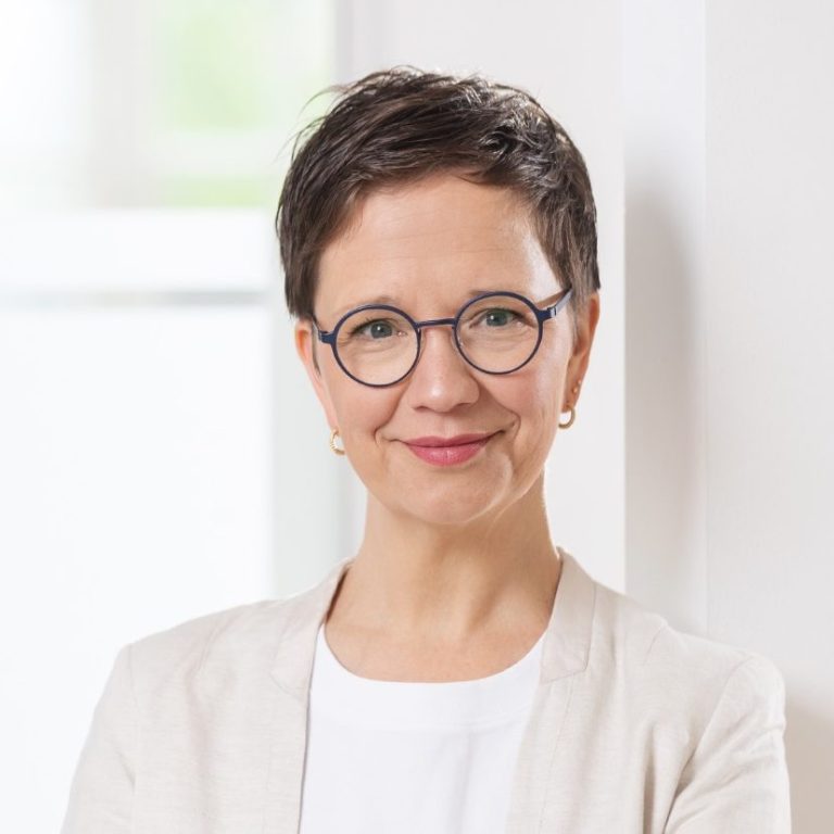Das Bild zeigt ein Profil von Anika Franke, auf dem sie in die Kamera lächelt. 