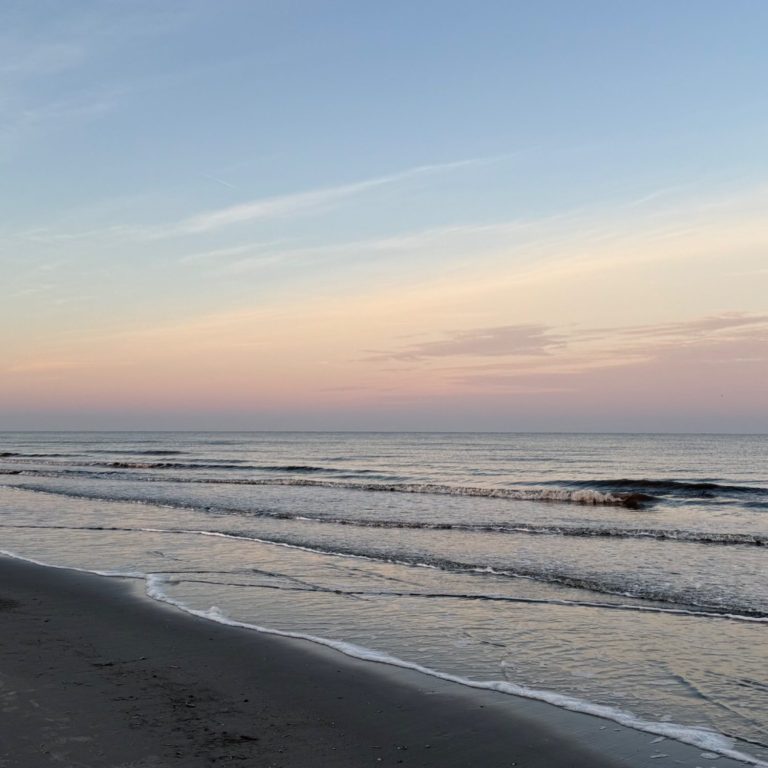 Weite und Horizont Das Bild zeigt den Blick über das Meer zum Horizont bei Morgendämmerung.